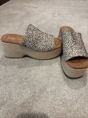 TOMS Dalila Platform Slide